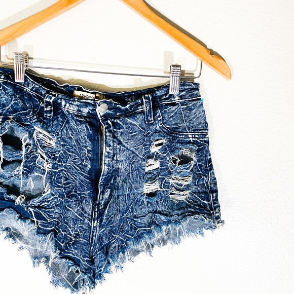 High waisted highly distressed shorts - Picture 4 of 8